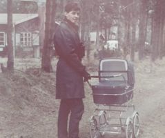 1969 Ung far med barnevogn på Dæmningen